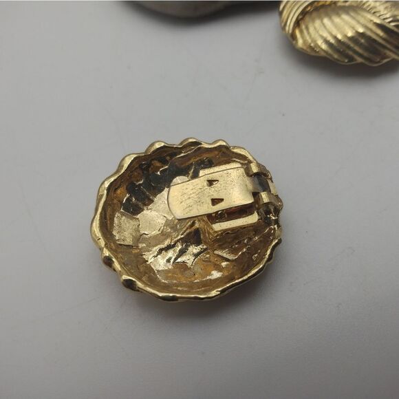 Gold toned Shell Celtic Scarf Clips - Picture 3 of 3